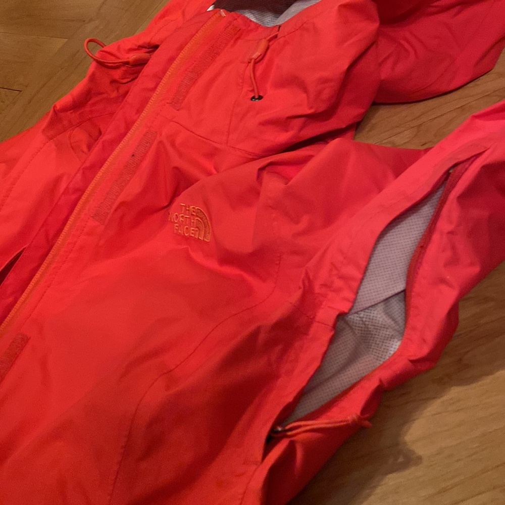 North face women’s windbreaker in neon red - Picture 11 of 12